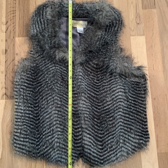 𝅺francesca’s Faux Fur Vest Gray & Dark Gray Striped Women’s Size Small - Picture 10 of 11